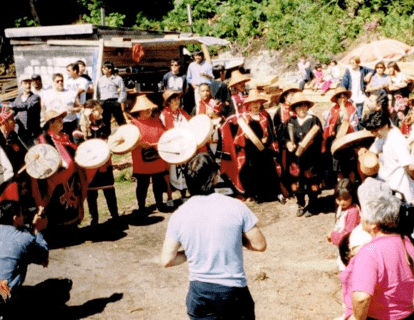 Personnes jouant du tambour pendant une bénédiction.