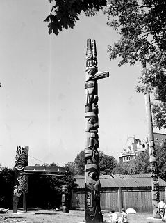 Replica memorial pole standing in Thunderbird Park.