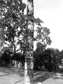 Detail of the bottom part of the pole standing in Thunderbird Park. 