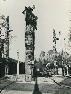 Poteau mortuaire dans le parc de Thunderbird entouré de poteaux.