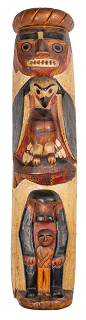 Homme, aigle et ours représentés sur un petit totem.