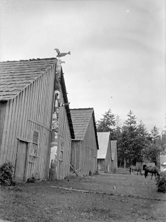 Poteau de maison devant plusieurs maisons.