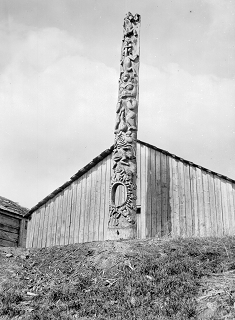 Poteau totémique devant la maison.