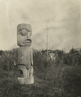 Marqueur de totem dans un champ.