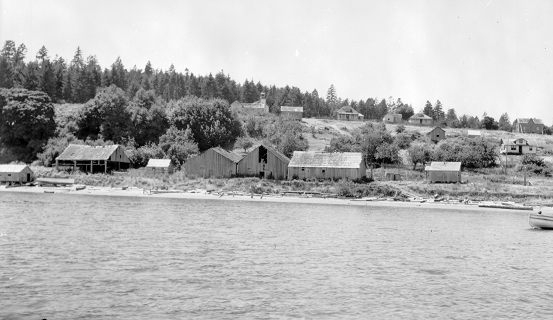 Groupe de maisons au bord d'une plage.