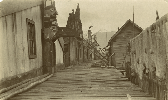 Promenade entourée de totems placés devant chaque maison.