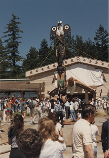 Groupe de personnes lors d'une cérémonie d'élévation de totems.